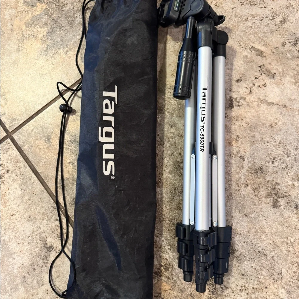 Targus TG-5060TR Tripod for Camera / Camcorder Universal Mount w/ Carry Case